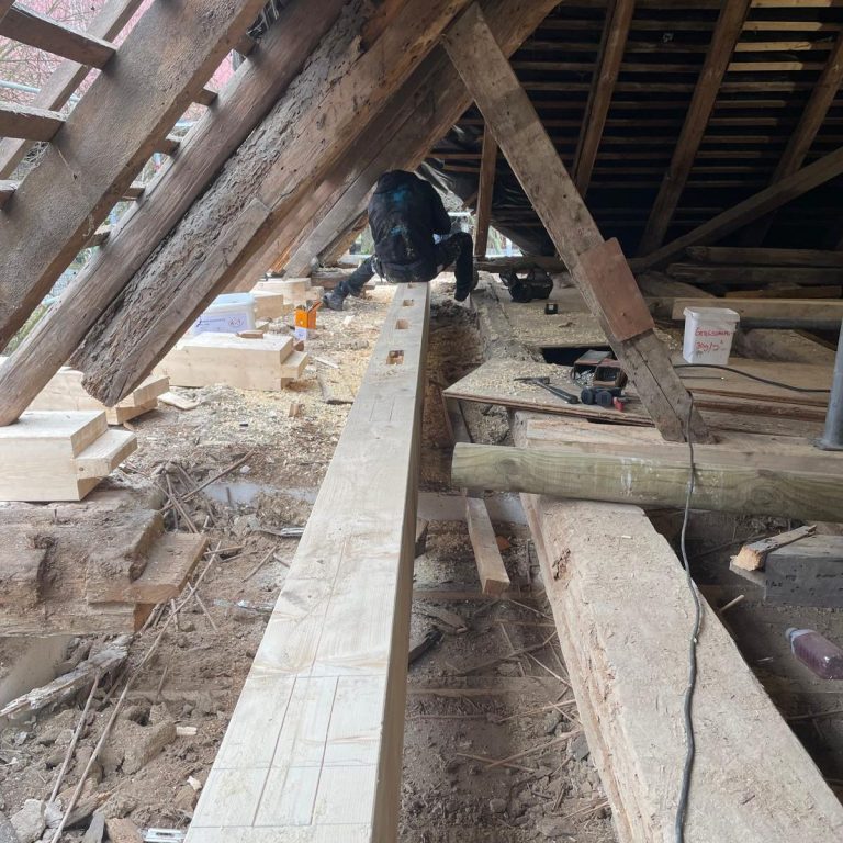 Denkmalsanierung eines Dachstuhls Herstellung der Verzapfung in einen neuen Holzbalken